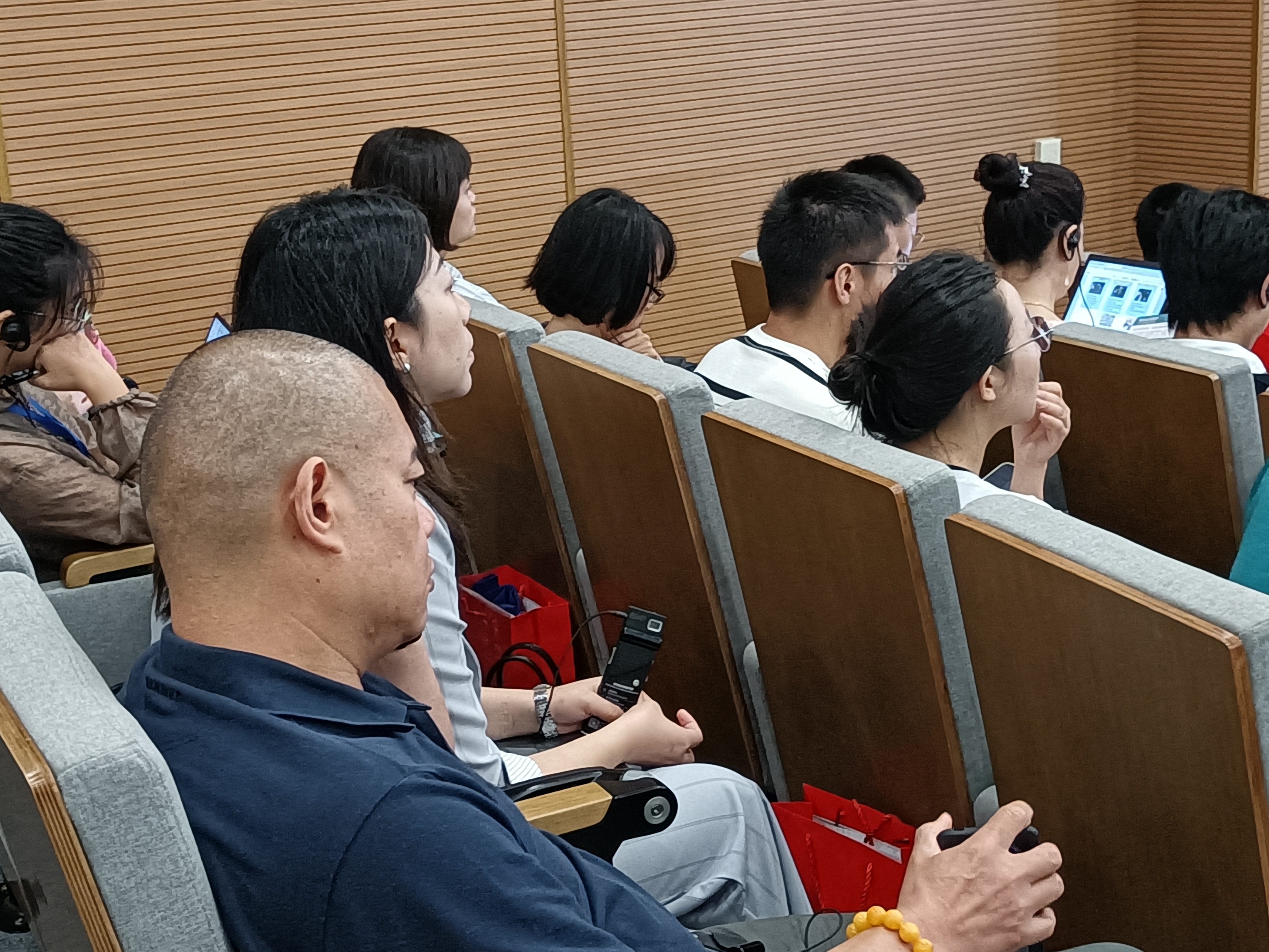 2024國際產學研用數(shù)字經濟與ESG分論壇圓滿落幕，百睿德同傳翻譯助力跨文化交流無障礙